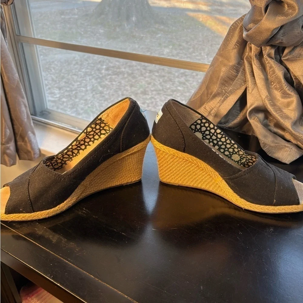 TOMS Black Twill Classic Wedge Women’s Sandals Size 8.5